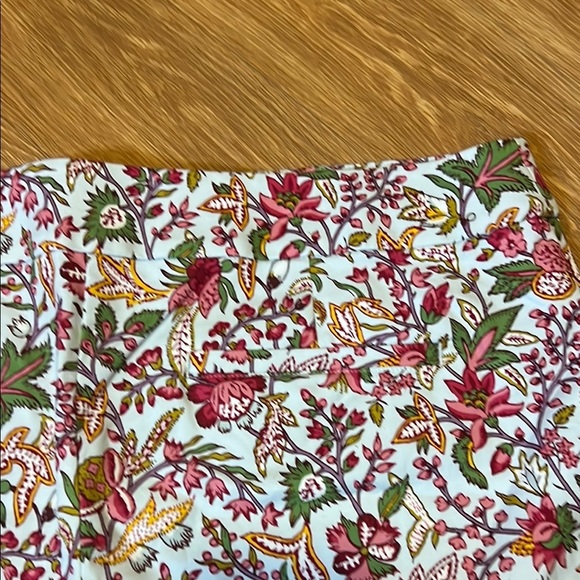 LOFT White and Pink Shorts Floral Design size 16 like new - Picture 4 of 4